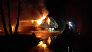 Eine große Maschinenhalle in Treia steht in Flammen. © NDR Foto: Peer-Axel Kroeske