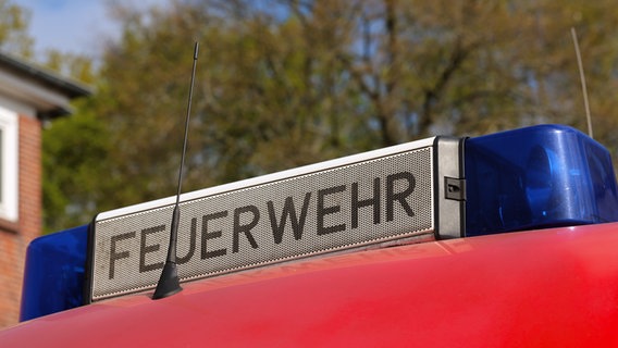 Schriftzug "Feuerwehr" steht auf einem Blaulicht eines Feuerwehrautos. © NDR Foto: Pavel Stoyan