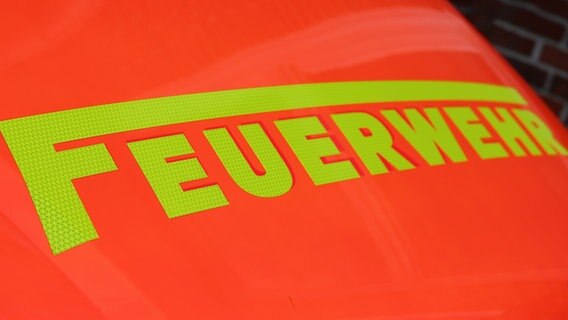 Schriftzug "Feuerwehr" ist auf der roten Motorhaube eines Feuerwehrautos zu sehen. © NDR Foto: Pavel Stoyan