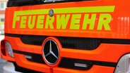 Schriftzug "Feuerwehr" ist auf der roten Motorhaube eines Feuerwehrautos zu sehen. © NDR Foto: Pavel Stoyan