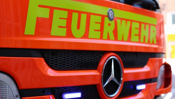 Schriftzug "Feuerwehr" ist auf der roten Motorhaube eines Feuerwehrautos zu sehen. © NDR Foto: Pavel Stoyan