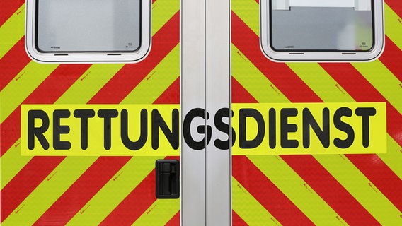 Schriftzug "Rettungsdienst" steht auf einem gelb-rot gestreiften Einsatzfahrzeug. © NDR Foto: Pavel Stoyan