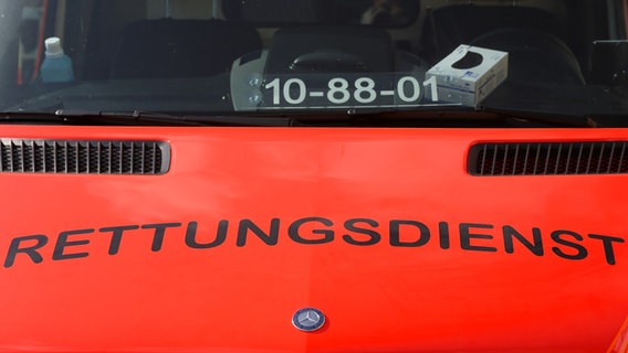 Schriftzug "Rettungsdienst" steht auf der roten Motorhaube eines Einsatzfahrzeugs. © NDR Foto: Pavel Stoyan