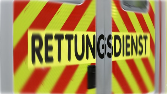 Schriftzug "Rettungsdienst" steht auf einem gelb-rot gestreiften Einsatzfahrzeug. © NDR Foto: Pavel Stoyan