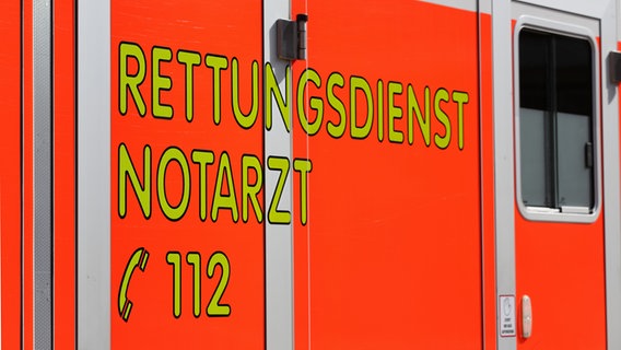 Schriftzug "112 Notarzt Rettungsdienst" steht an einem roten Einsatzfahrzeug. © NDR Foto: Pavel Stoyan