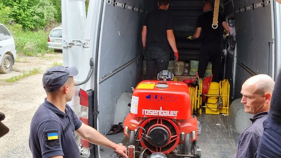 Feuerwehrausrüstung wird in einen Transporter verladen. © Matthias Hansen 