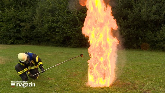 Ein Nachwuchsfeuerwehrmann übt Fettbrände zu löschen. © NDR 