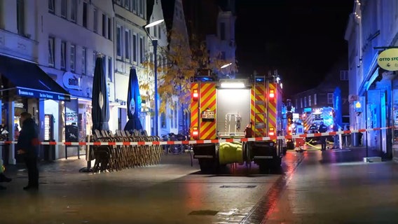 Feuerwehreinsatzfahrzeuge stehen in der Flensburger Innenstadt © Westküsten-News 