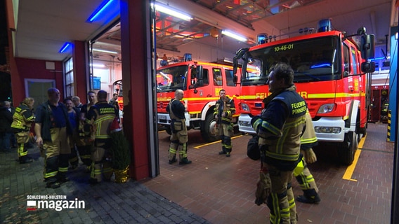 Einsatzkräfte der Feuerwehr warten auf einen Alarm zu Silvester. © NDR 