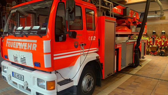 Ein Löschzug der Feuerwehr Itzehoe. Ein Löschzug der Feuerwehr Itzehoe. © NDR Foto: Jonas Salto