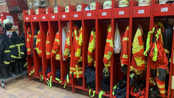 Ein Umkleideraum der Feuerwehr Itzehoe. © NDR Foto: Jonas Salto