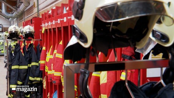 Ein Umkleideraum der Feuerwehr. © NDR 