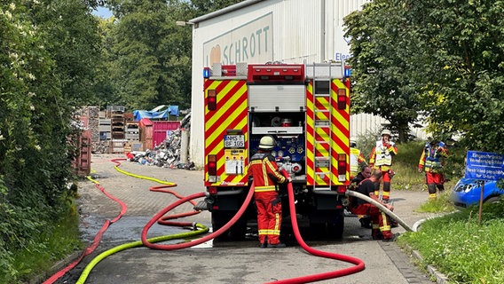 Die Feuerwehr löscht einen Brand in einem Entsorgungsbetrieb in Neumünster. © Daniel Fried Foto: Daniel Fried