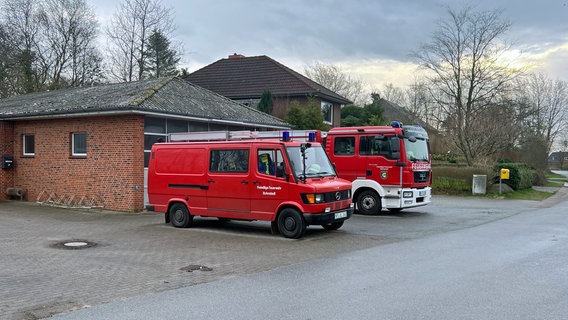 Zwei Feuerwehrautos stehen vor der Feuerwache Wendtorf. © NDR Foto: Jochen Domenicus