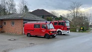 Zwei Feuerwehrautos stehen vor der Feuerwache Wendtorf. © NDR Foto: Jochen Domenicus