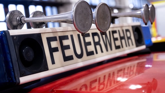 Die Sirene auf einem Feuerwehrfahrzeug. © dpa Foto: Sven Hoppe