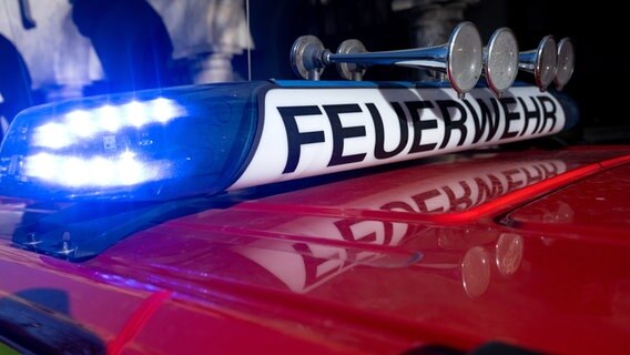 Das Blaulicht auf einem Löschfahrzeug der Feuerwehr. © dpa Foto: Sven Hoppe