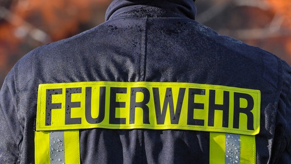 Eine Uniform ist von hinten mit dem Schriftzug "Feuerwehr" versehen. © dpa-Zentralbild/dpa Foto: Patrick Pleul