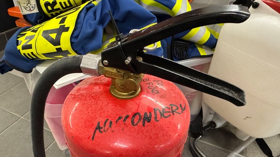 Feuerlöscher mit der Aufschrift "aussondern". © NDR Foto: Daniela Tabarelli