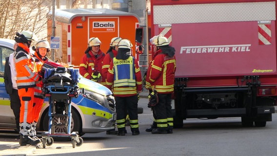 Ein verdächtiger Brief sorgt für einen Feuerwehr-Großeinsatz am Verwaltungsgebäude der Uniklinik Kiel. © Danfoto Foto: Daniel Friederichs