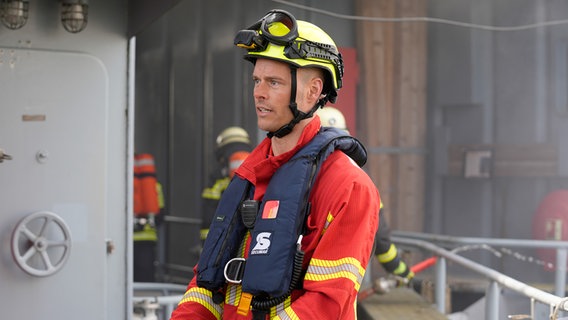 Ein Feuerwehrmann auf einem Schiff © NDR Foto: Moritz Mayer