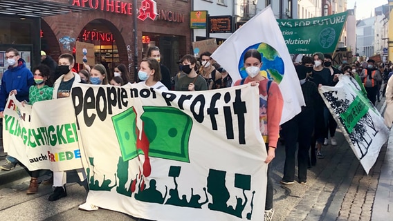 Mitglieder der Bewegung Fridays for Future haben sich für eine Demonstration "Fridays for Future" in Lübeck versammelt. © NDR Foto: Naïs Baier