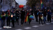 Mitglieder von Fridays for Future wandern mit Laternen durch die Kieler Innestadt. © NDR 