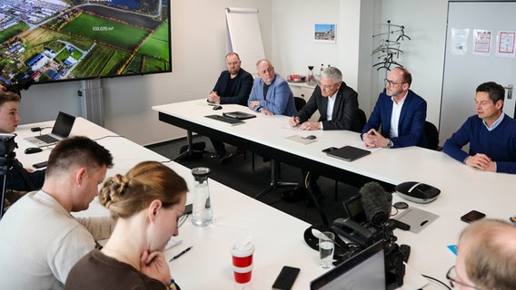 Jörg Pantel (l-r, Büroleiter Gemeinde Handewitt), Handewitts Bürgermeister Thomas Rasmussen, Norbert Erichsen, Geschäftsführer der FFG Flensburger Fahrzeugbau GmbH, FFG-Prokurist Christian Kunz und Flensburgs Oberbürgermeister Fabian Geyer sind im Gespräch mit Journalisten. Jörg Pantel (l-r, Büroleiter Gemeinde Handewitt), Handewitts Bürgermeister Thomas Rasmussen, Norbert Erichsen, Geschäftsführer der FFG Flensburger Fahrzeugbau GmbH, FFG-Prokurist Christian Kunz und Flensburgs Oberbürgermeister Fabian Geyer sind im Gespräch mit Journalisten. © dpa-Bildfunk Foto: Frank Molter