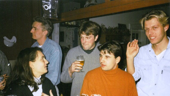 Fotos aus dem Jahr 1993. Mehrere Personen sitzen oder stehen in einem Kreis und schauen sich an. Fotos aus dem Jahr 1993. Mehrere Personen sitzen oder stehen in einem Kreis und schauen sich an. © Hans-Dieter Ruge, FH Westküste