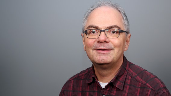Prof. Dr. Helmut Fickenscher, Leiter Institut für Infektionsmedizin an der Uni Kiel blickt in die Kamera. Prof. Dr. Helmut Fickenscher, Leiter Institut für Infektionsmedizin an der Uni Kiel blickt in die Kamera. © NDR Foto: Pavel Stoyan