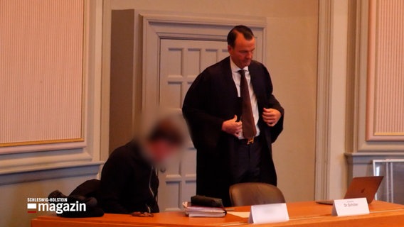 Ein Angeklagter vor Gericht beim Fielmann-Prozess. © NDR 