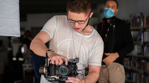 Louis Bennies mit der Kamera am Filmset. Louis Bennies mit der Kamera am Filmset. © Louis Bennies