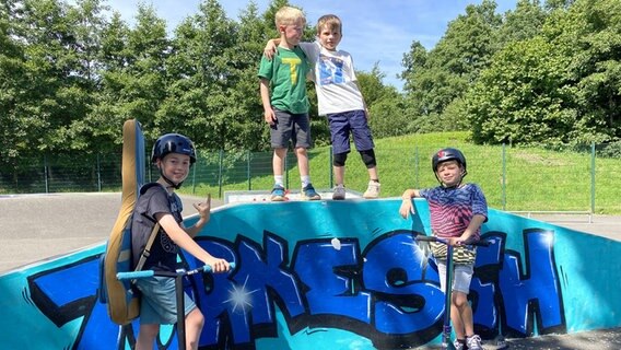 Eine Gruppe von 4 Kinder posiert in einem Skatepark © Kreisverwaltung Pinneberg Foto: Kreisverwaltung Pinneberg