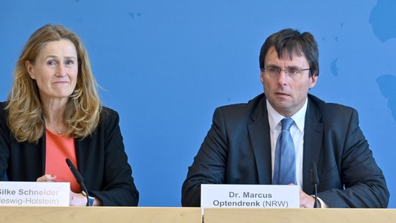 Silke Schneider, Finanzministerin aus Schleswig-Holstein, und Marcus Optendrenk, Finanzminister aus Nordrhein-Westfalen, auf einer Pressekonferenz in Kiel. Silke Schneider, Finanzministerin aus Schleswig-Holstein, und Marcus Optendrenk, Finanzminister aus Nordrhein-Westfalen, auf einer Pressekonferenz in Kiel. © dpa-Bildfunk Foto: Felix Müschen