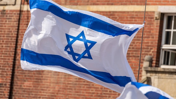 Die Flagge Israels weht im Wind. © imago images Foto: penofoto