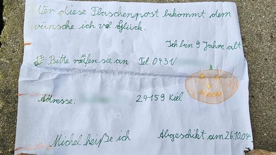 Auf einer gefundenen Flaschenpost hat ein Kind geschrieben: "Wer diese Flaschenpost bekommt, dem wünsche ich viel Glück." © Maria und Dirk Capdepon 