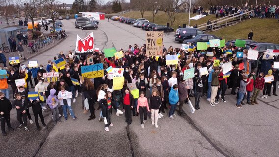 Schüler aus St. Peter-Ording demonstrieren für Frieden mit einem Flashmob.  