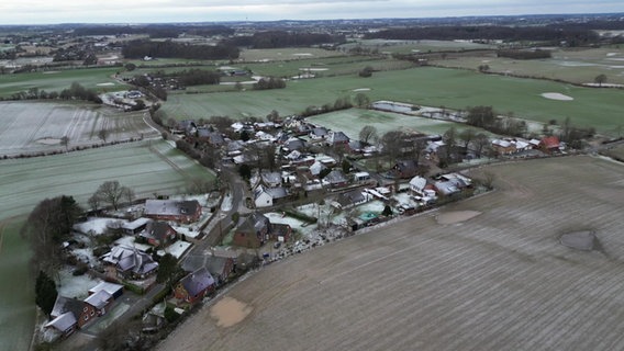 Der Söruper Ortsteil Flatzby mit gut 30 Häusern aus der Luft betrachtet. © NDR Foto: Alexander Ullrich