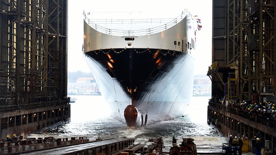 Die Fähre "Gardenia Seaways" läuft in Flensburg bei der Flensburger Schiffbaugesellschaft (FSG) vom Stapel. © dpa - Bildfunk Foto: Carsten Rehder