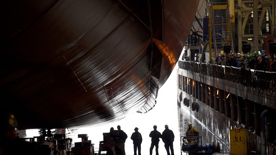 Die Fähre "Gardenia Seaways" läuft in Flensburg bei der Flensburger Schiffbaugesellschaft (FSG) vom Stapel. © dpa - Bildfunk Foto: Carsten Rehder