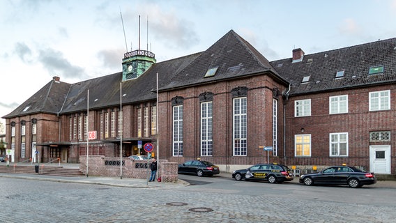 Ein Bild des Flensburger Bahnhofs © Ichwarsnur - Eigenes Werk, CC BY-SA 4.0, https://commons.wikimedia.org/w/index.php?curid=48491354 