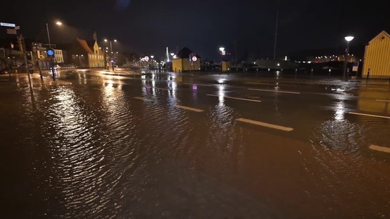 Erneute Ostsee-Sturmflut: Straßen in Flensburger Altstadt überschwemmt und gesperrt © westkuesten-news.de Foto: Sebastian Iwersen