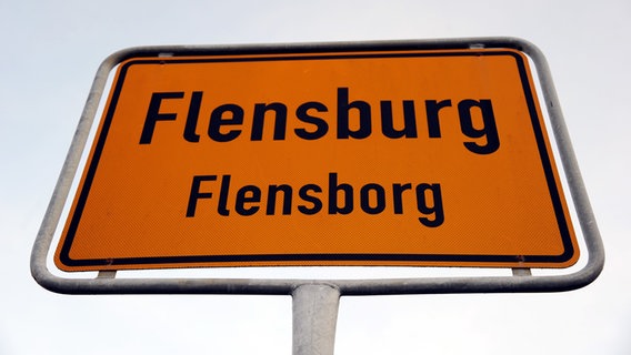 Ein Flensburger Ortsschild. Ein Flensburger Ortsschild. © dpa Foto: Carsten Rehder