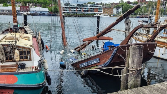 Historischer Fischkutter sinkt im Flensburger Museumshafen. © Nordpresse Foto: Sebastian Iwersen