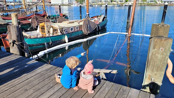 Kinder deuten auf ein Kutter, welcher im Hafen von Flensburg gesunken ist © NDR Foto: Frank Goldenstein