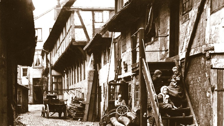 Eine historische Aufnahme eines Fachwerkhauses in Flensburg. © Stadtarchiv Flensburg