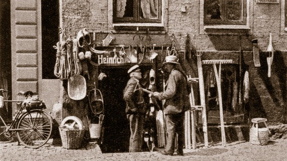 Eine historische Aufnahme eines Ladens in Flensburg. © Stadtarchiv Flensburg 