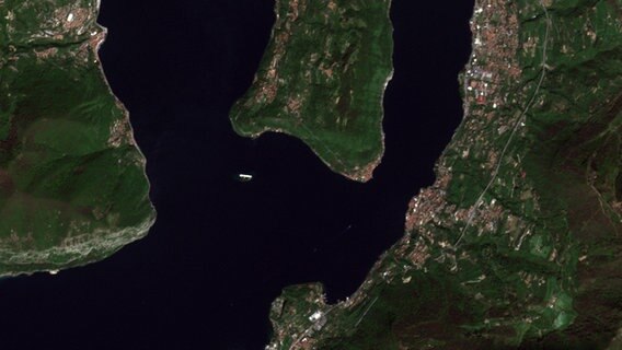 Eine Satellitenaufnahme zeigt Stege auf einem See © ESA Foto: ESA/Sentinel-2A
