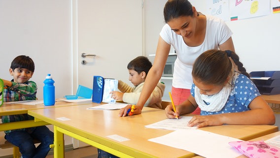 Lehrerin hilft einer Schülerin © NDR Foto: Constantin Gill