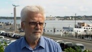 Der Geschäftsführer des Flüchtlingsrats Schleswig-Holstein, Martin Link, gibt ein interview © NDR Foto: NDR Screenshot